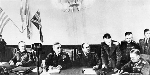 Đêm 8/5/1945, tại ngoại ô Thủ đô Berlin của Đức (rạng sáng 9/5 theo giờ Moskva), phátxít Đức đã ký văn bản đầu hàng không điều kiện Liên Xô và các nước đồng minh, chấm dứt Chiến tranh Thế giới lần thứ Hai tại châu Âu. (Ảnh: Tư liệu TTXVN)