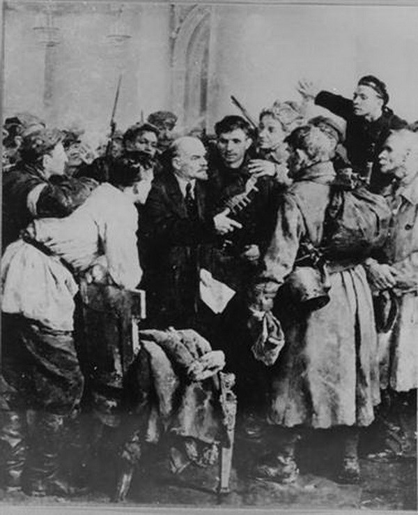 V.I.Lenin với các chiến sỹ cách mạng trong Cung điện Smolny chiều 6/11/1917, trực tiếp lãnh đạo cuộc khởi nghĩa. (Ảnh: Tư liệu TTXVN) V.I.Lenin với các chiến sỹ cách mạng trong Cung điện Smolny chiều 6/11/1917, trực tiếp lãnh đạo cuộc khởi nghĩa. (Ảnh: Tư liệu TTXVN)