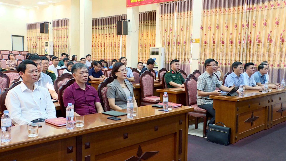 Các đại biểu tham dự "Giờ sinh hoạt Đảng bộ" tại điểm cầu Thị ủy